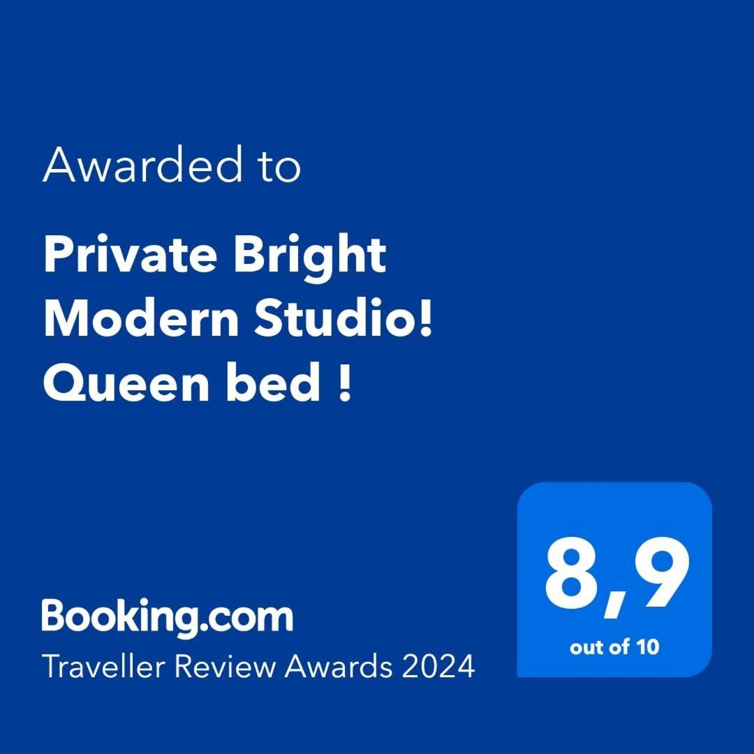 Private Bright Modern Studio! Queen Bed ! ビクトリア エクステリア 写真