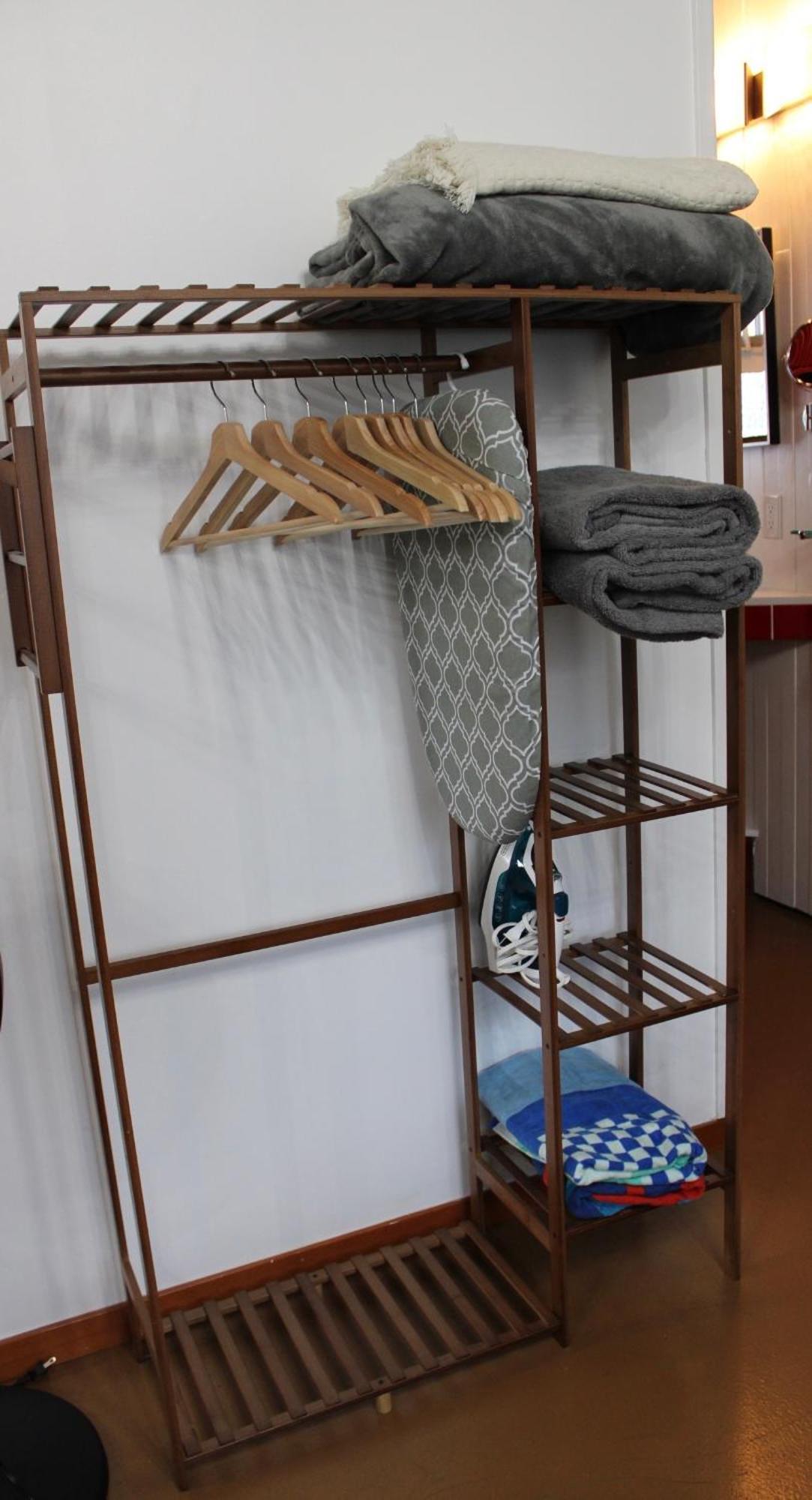 Private Bright Modern Studio! Queen Bed ! ビクトリア エクステリア 写真