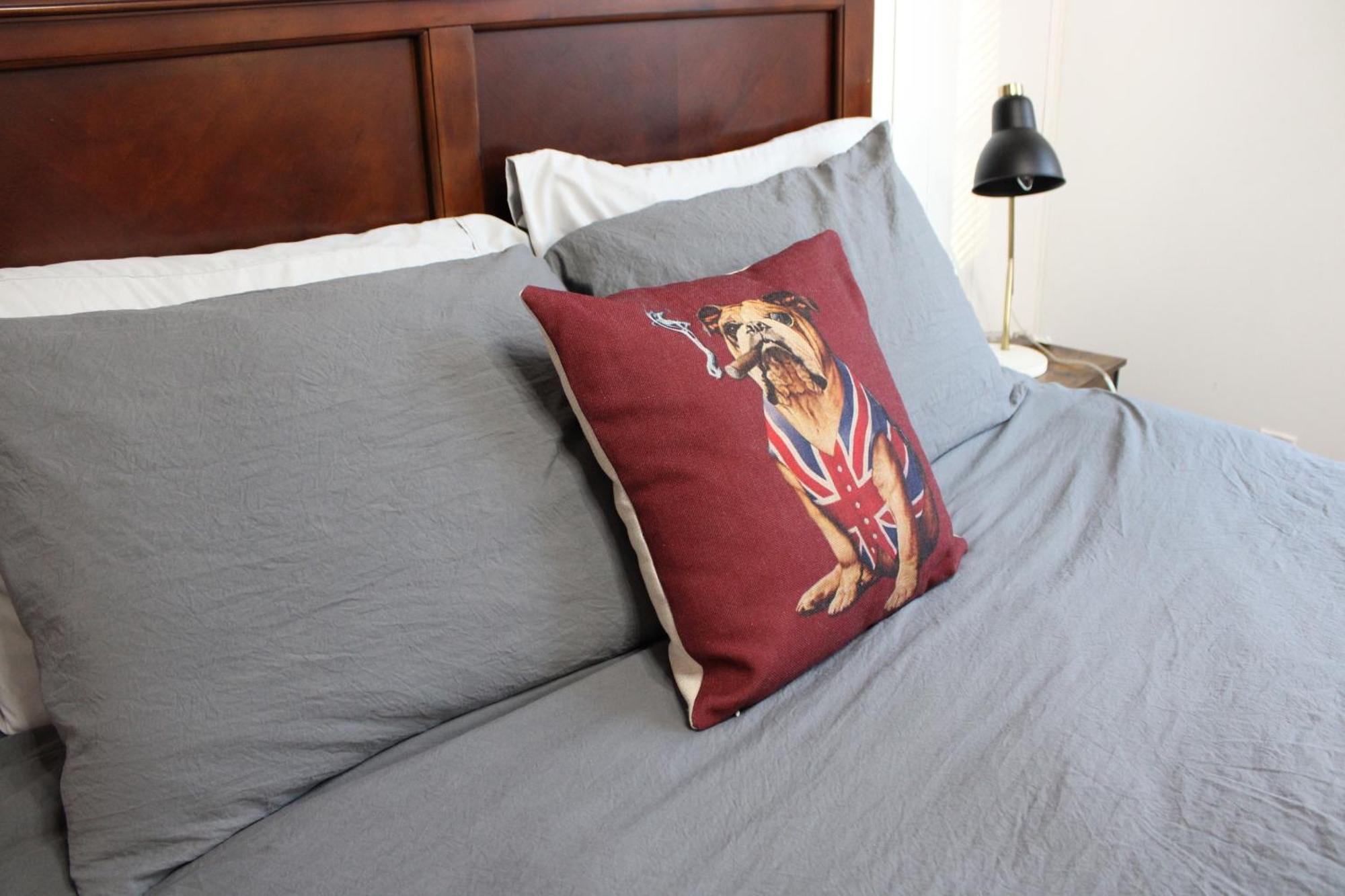 Private Bright Modern Studio! Queen Bed ! ビクトリア エクステリア 写真